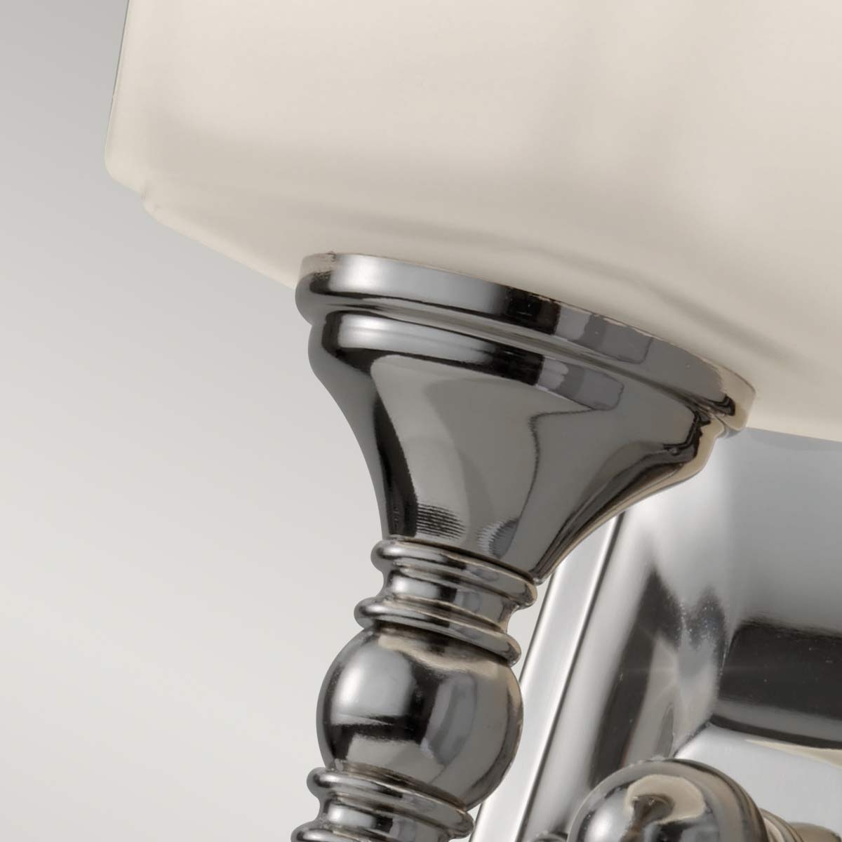 Concord 26cm Chrom badezimmerlampe Von Elstead Lighting - Es ist aus hochwertigem Stahl und Glas gefertigt und verfügt über eine stilvolle Chromoberfläche, die ein luxuriöses Gefühl vermittelt.