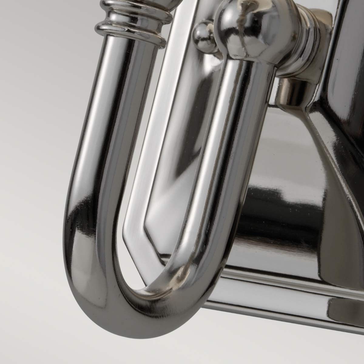 Concord 26cm Chrom badezimmerlampe Von Elstead Lighting - Es ist aus hochwertigem Stahl und Glas gefertigt und verfügt über eine stilvolle Chromoberfläche, die ein luxuriöses Gefühl vermittelt.