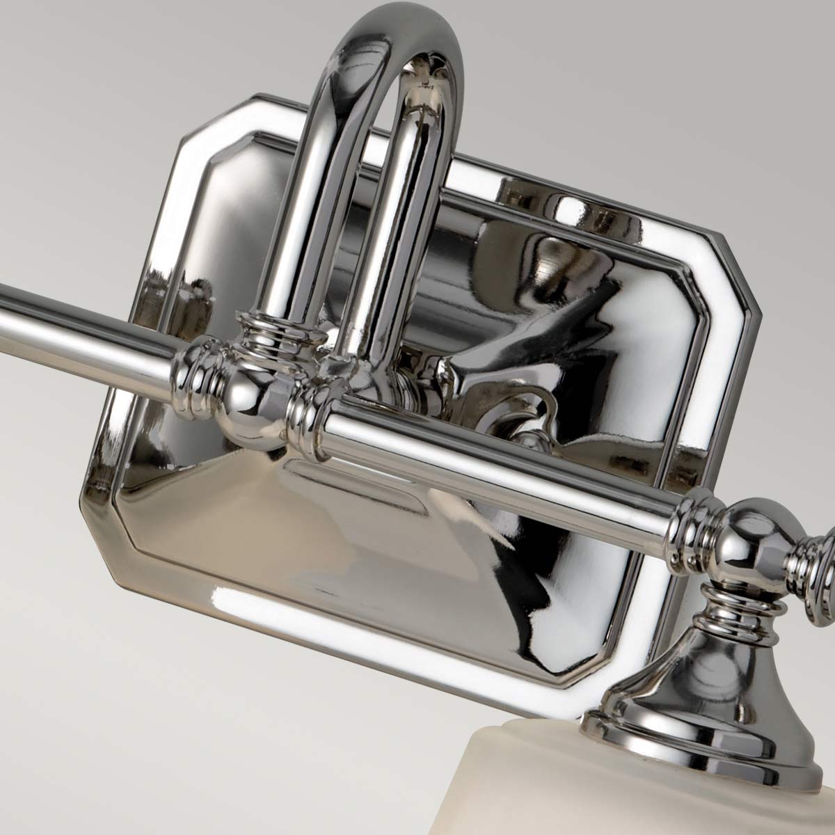 Concord 36cm Chrom badezimmerlampe Von Elstead Lighting - Es ist aus hochwertigem Stahl und Glas gefertigt und verfügt über eine stilvolle Chromoberfläche, die ein luxuriöses Gefühl vermittelt.