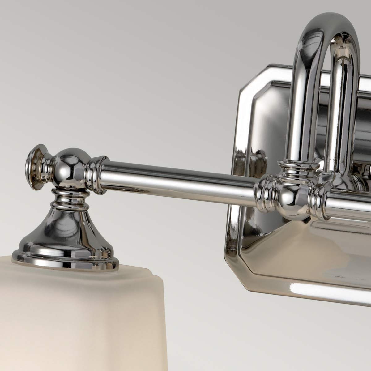 Concord 36cm Chrom badezimmerlampe Von Elstead Lighting - Es ist aus hochwertigem Stahl und Glas gefertigt und verfügt über eine stilvolle Chromoberfläche, die ein luxuriöses Gefühl vermittelt.