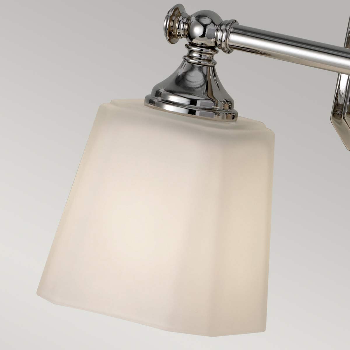 Concord 36cm Chrom badezimmerlampe Von Elstead Lighting - Es ist aus hochwertigem Stahl und Glas gefertigt und verfügt über eine stilvolle Chromoberfläche, die ein luxuriöses Gefühl vermittelt.