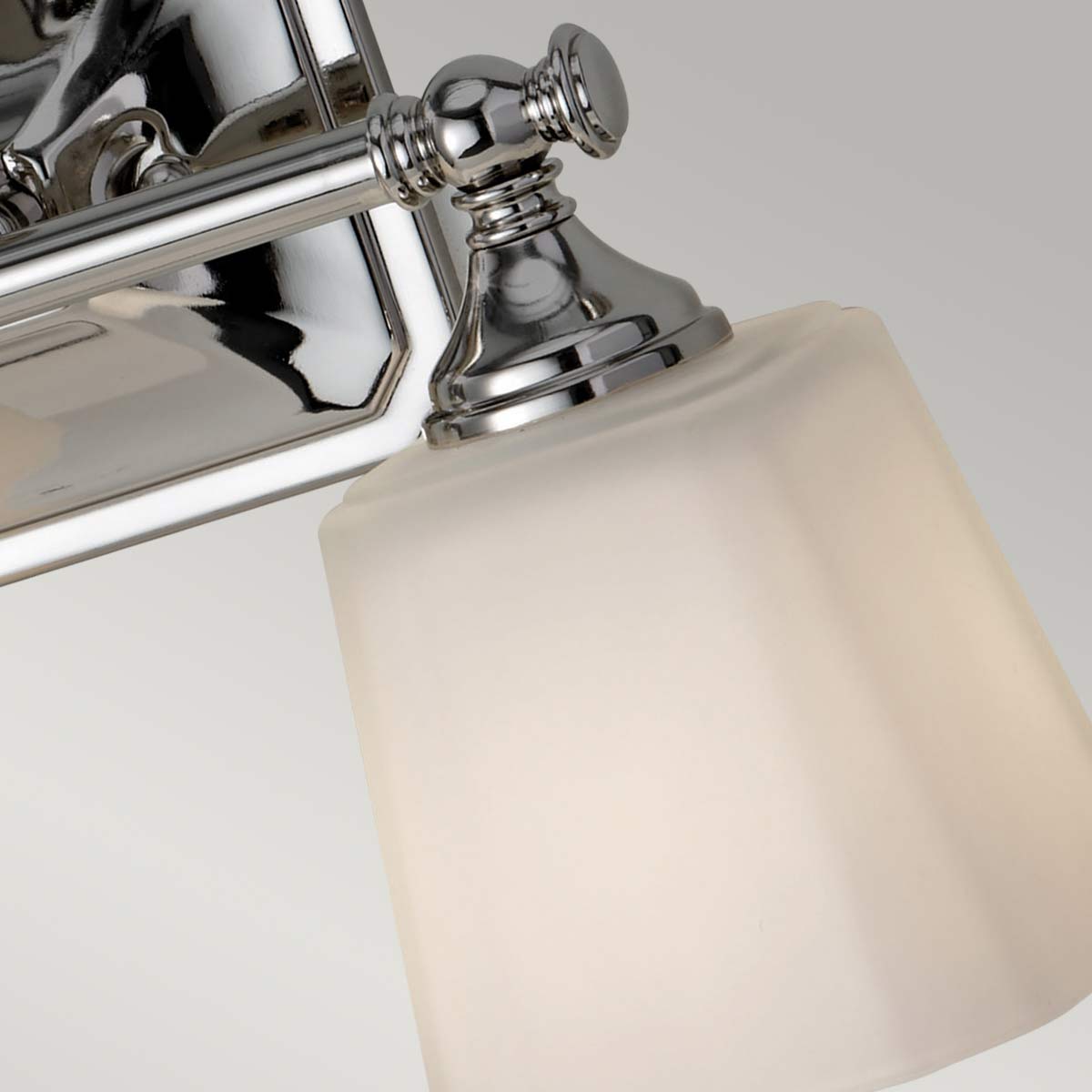 Concord 36cm Chrom badezimmerlampe Von Elstead Lighting - Es ist aus hochwertigem Stahl und Glas gefertigt und verfügt über eine stilvolle Chromoberfläche, die ein luxuriöses Gefühl vermittelt.