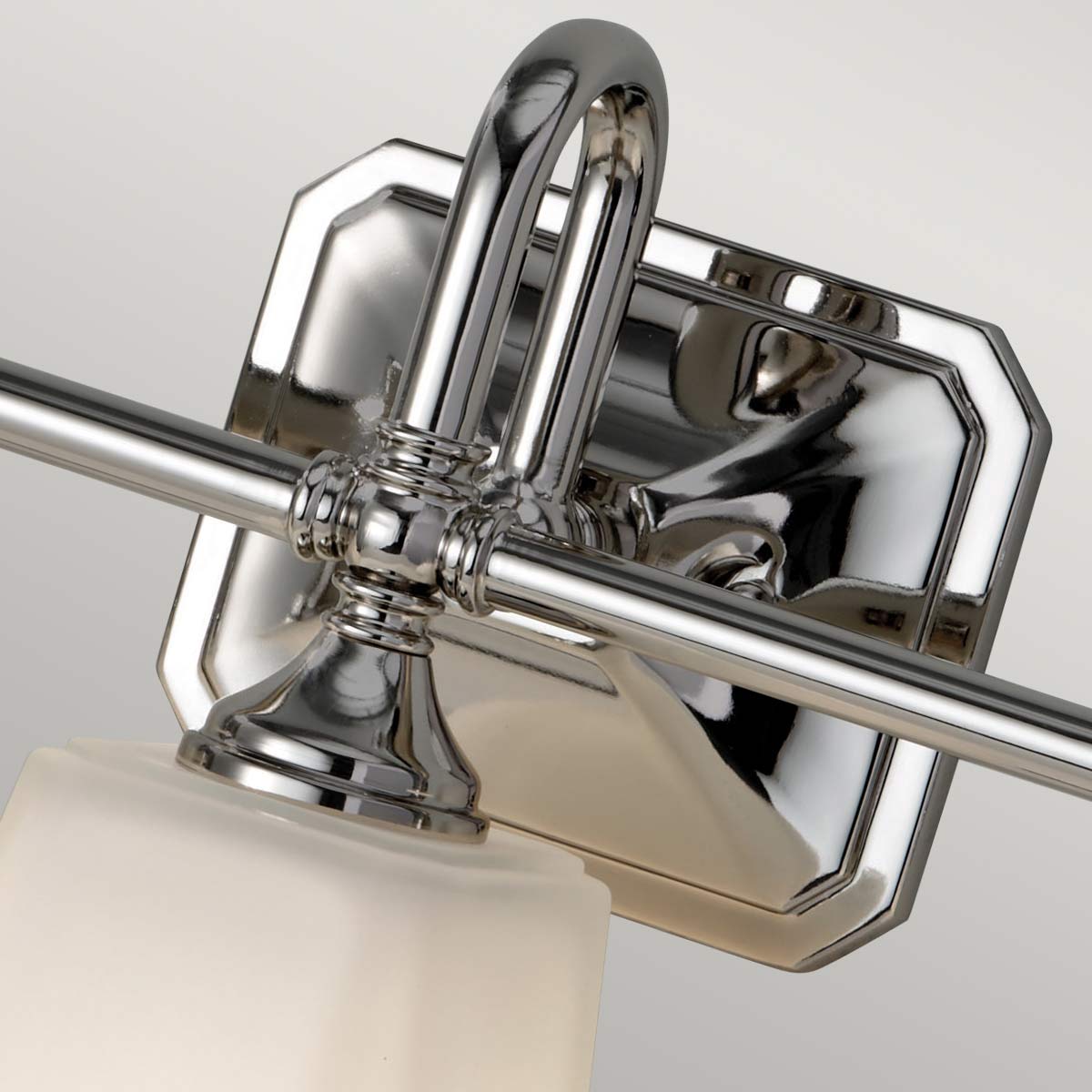 Concord 53cm Chrom badezimmerlampe Von Elstead Lighting - Es ist aus hochwertigem Stahl und Glas gefertigt und verfügt über eine stilvolle Chromoberfläche, die ein luxuriöses Gefühl vermittelt.