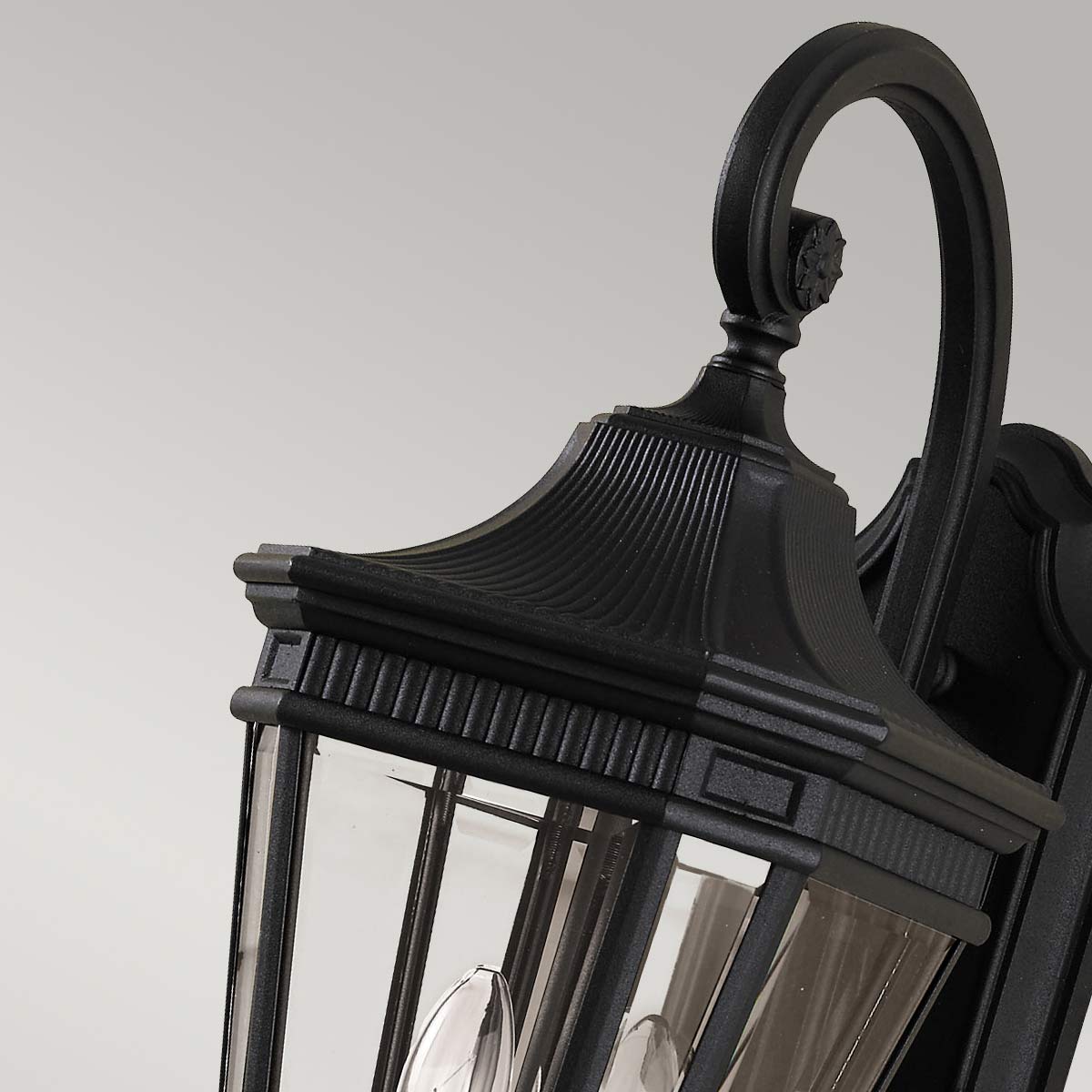 Cotswold Lane Schwarz außenlampe Von Elstead Lighting - Die Cotswold-Wandlampe hat ein klassisches Design, das an antike Gaslaternen erinnert, mit Details, die an architektonische Zierleisten erinnern.