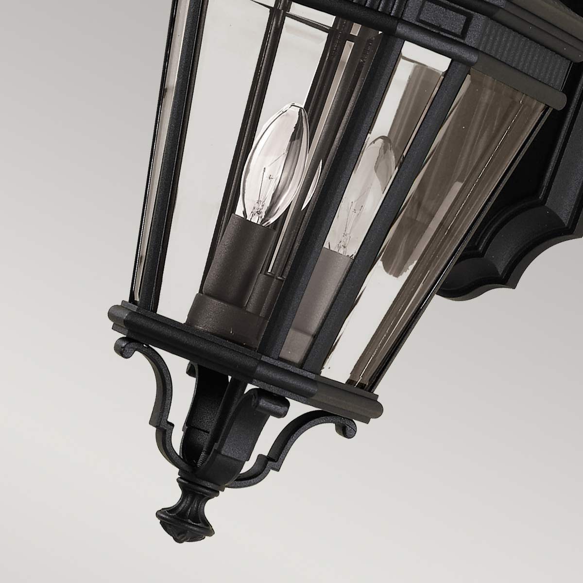 Cotswold Lane Schwarz außenlampe Von Elstead Lighting - Die Cotswold-Wandlampe hat ein klassisches Design, das an antike Gaslaternen erinnert, mit Details, die an architektonische Zierleisten erinnern.