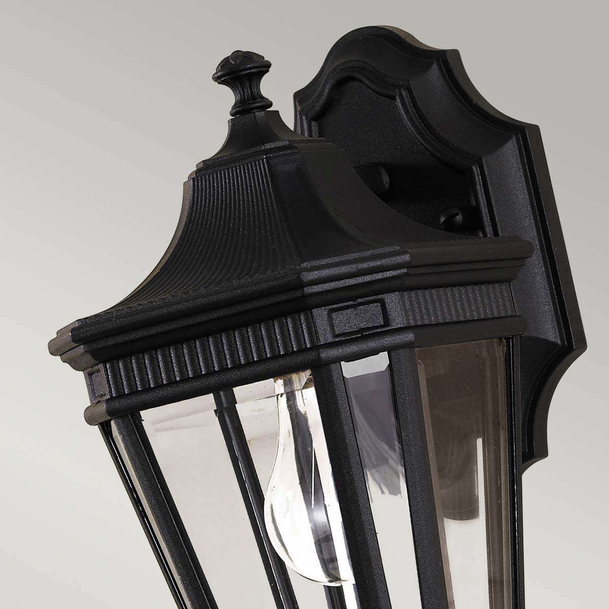 Cotswold Lane Schwarz außenlampe Von Elstead Lighting - Die Cotswold-Wandlampe hat ein klassisches Design, das an antike Gaslaternen erinnert, mit Details, die an architektonische Zierleisten erinnern.