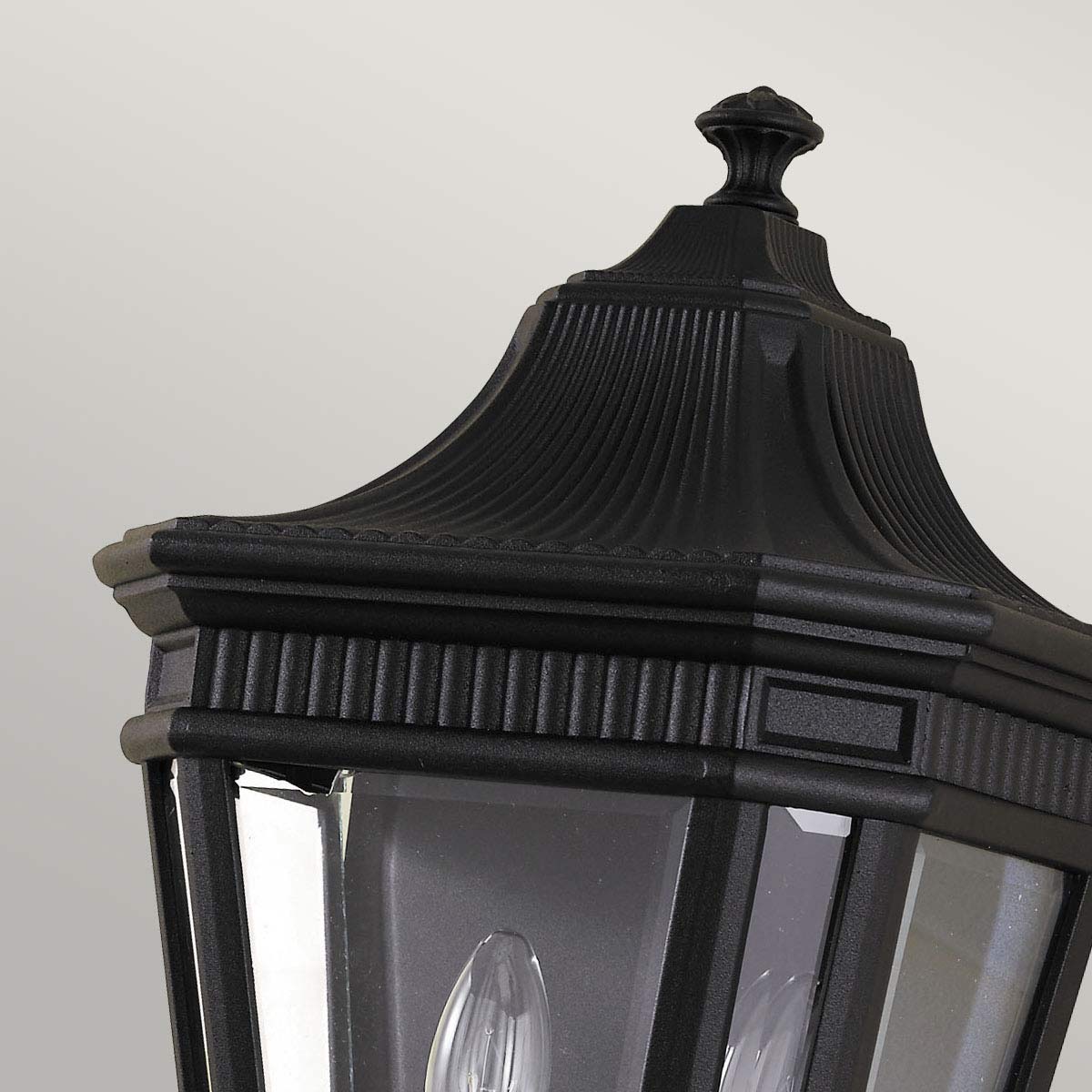 Cotswold Lane Schwarz außenlampe Von Elstead Lighting - Die Cotswold-Wandlampe hat ein klassisches Design, das an antike Gaslaternen erinnert, mit Details, die an architektonische Zierleisten erinnern.
