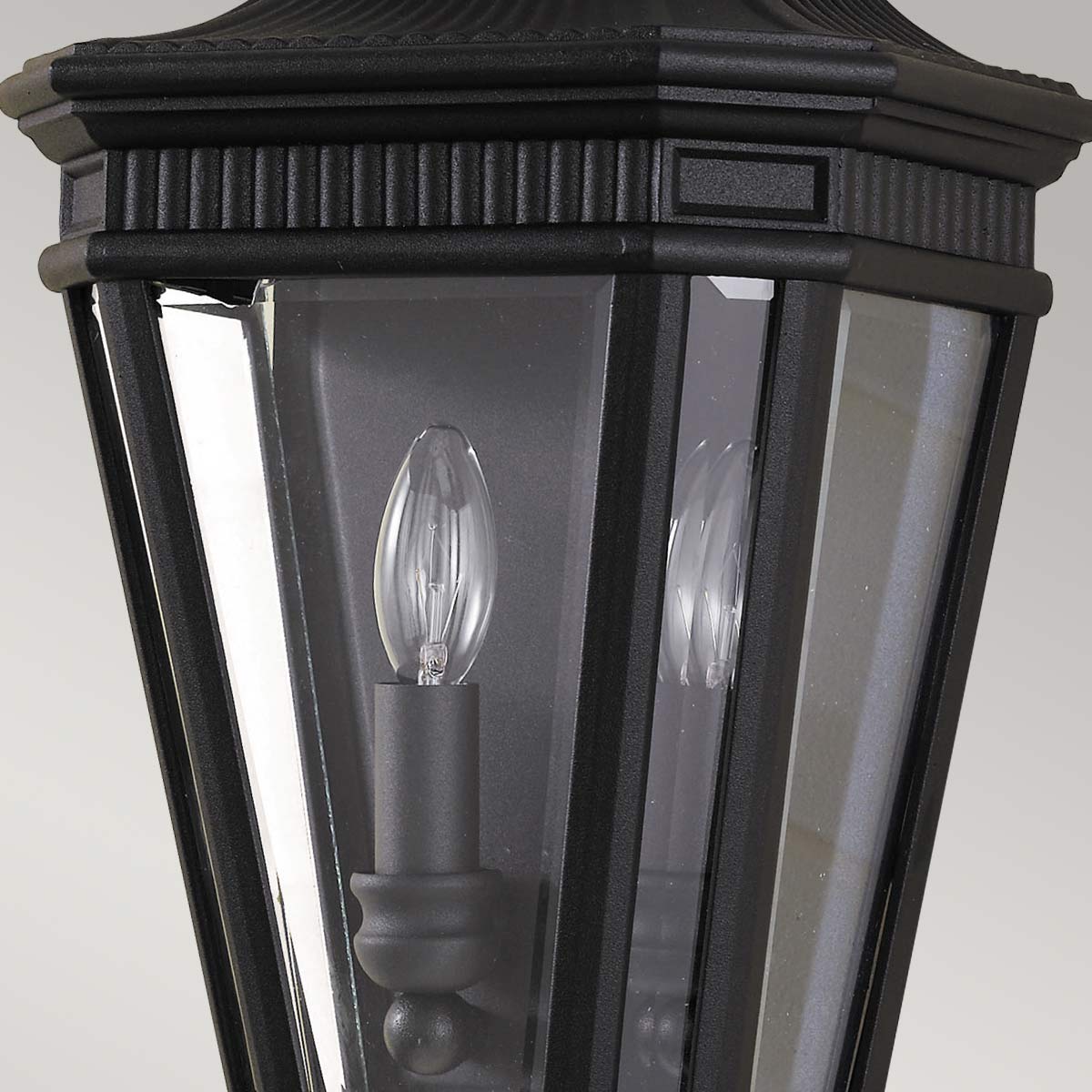 Cotswold Lane Schwarz außenlampe Von Elstead Lighting - Die Cotswold-Wandlampe hat ein klassisches Design, das an antike Gaslaternen erinnert, mit Details, die an architektonische Zierleisten erinnern.