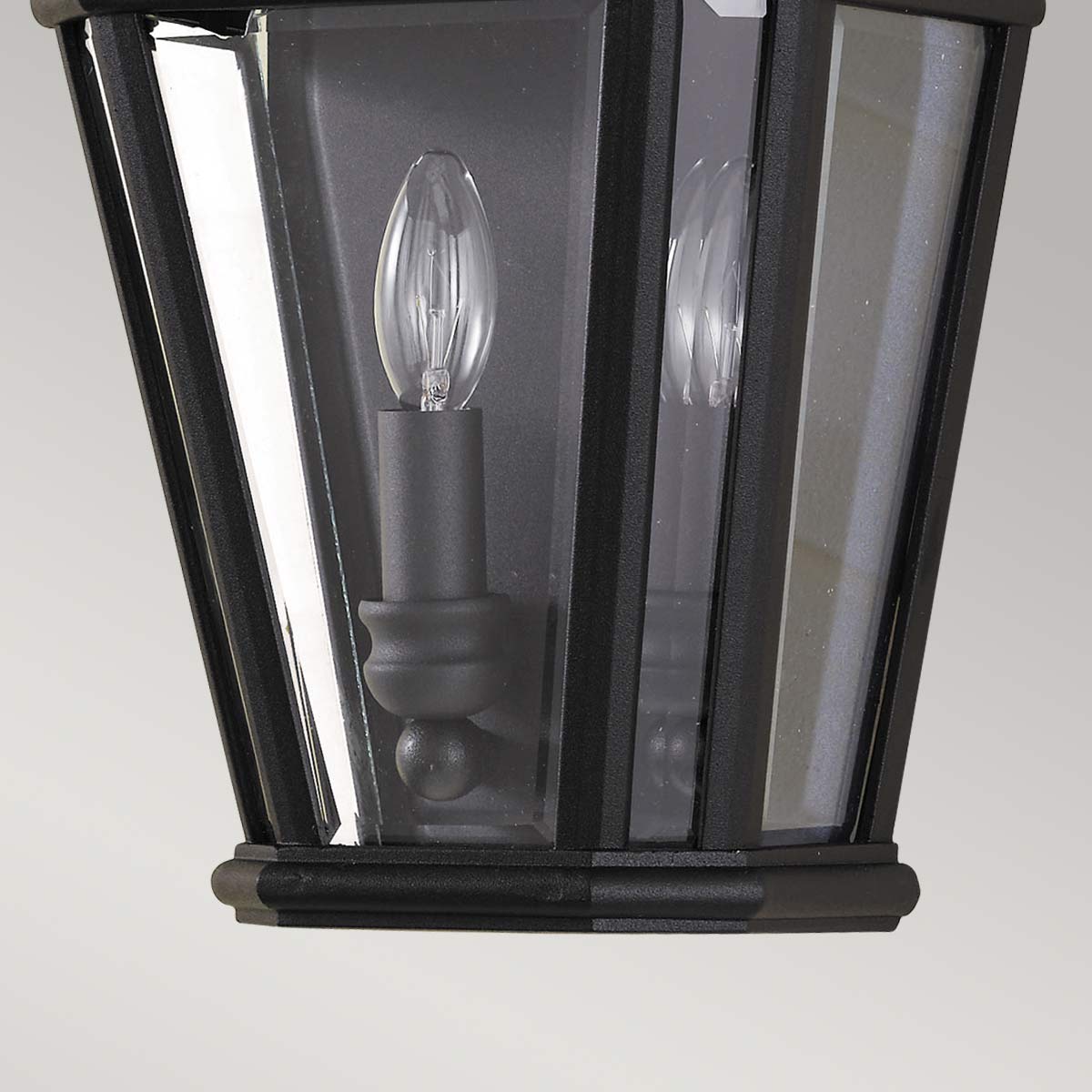 Cotswold Lane Schwarz außenlampe Von Elstead Lighting - Die Cotswold-Wandlampe hat ein klassisches Design, das an antike Gaslaternen erinnert, mit Details, die an architektonische Zierleisten erinnern.