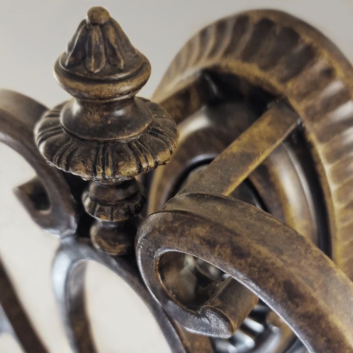 Drawing Room 46cm Bronze wandlampe Von Elstead Lighting - Ljusk&auml;llorna p&aring; vardera arm omfamnas av varsin dekorativ glassk&auml;rm som bidrar med en fin och harmonisk ljusspridning i rummet.