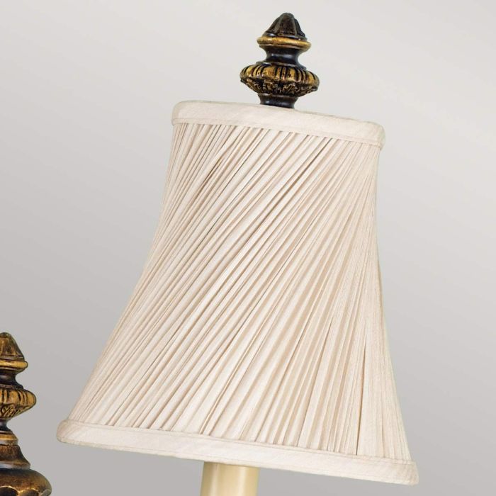 Drawing Room 60cm Bronze wandlampe Von Elstead Lighting - Ljusk&auml;llorna p&aring; vardera arm omfamnas av varsin dekorativ lampsk&auml;rm som bidrar med en fin och harmonisk ljusspridning i rummet.