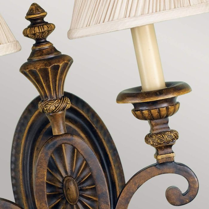 Drawing Room 60cm Bronze wandlampe Von Elstead Lighting - Ljusk&auml;llorna p&aring; vardera arm omfamnas av varsin dekorativ lampsk&auml;rm som bidrar med en fin och harmonisk ljusspridning i rummet.
