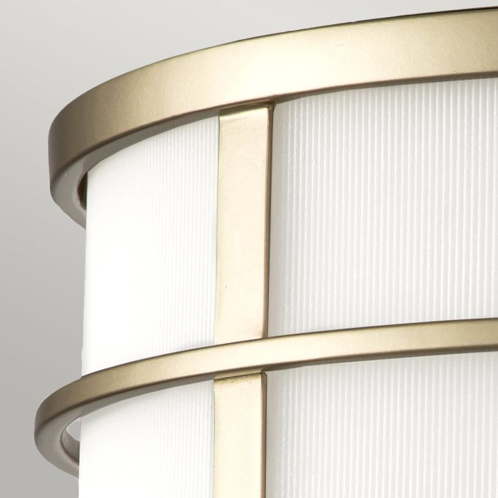 Fusion Ø34 Messing deckenleuchte Von Elstead Lighting - Der Rahmen ist seitlich mit geriffeltem Opalglas und unten mit einer Glaskuppel als Diffusor ausgestattet, wodurch ein faszinierender Lichteffekt entsteht.
