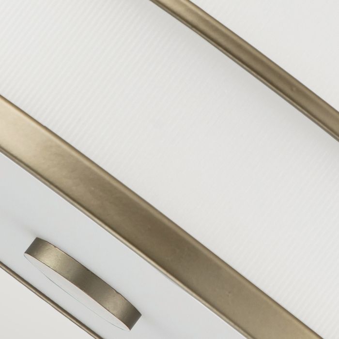 Fusion Ø34 Messing deckenleuchte Von Elstead Lighting - Der Rahmen ist seitlich mit geriffeltem Opalglas und unten mit einer Glaskuppel als Diffusor ausgestattet, wodurch ein faszinierender Lichteffekt entsteht.