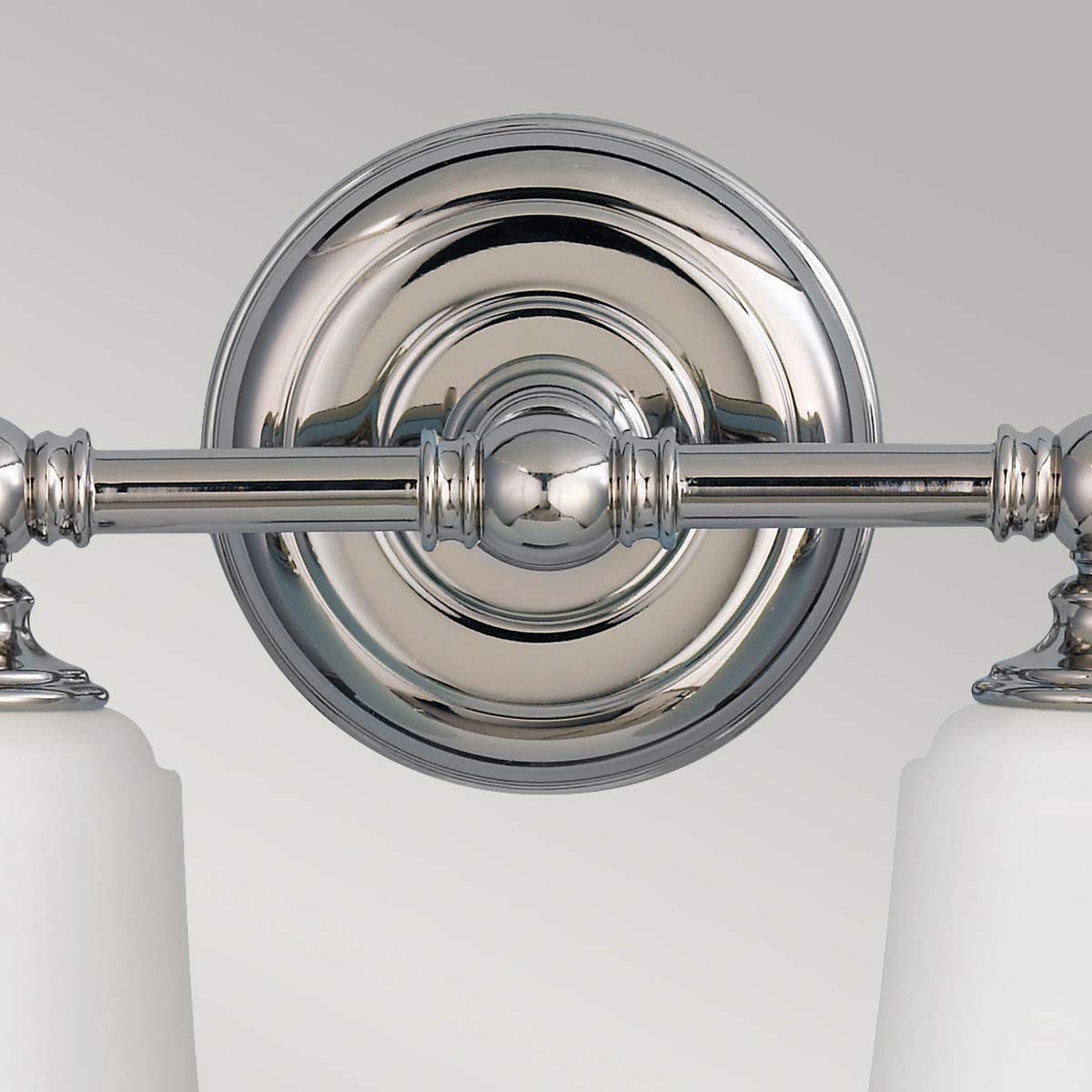 Huguenot Lake 33cm Chrom poliert badezimmerlampe Von Elstead Lighting - Die eleganten runden Details und die handgeschliffenen Fassungen vermitteln ein Gefühl traditioneller Handwerkskunst, während das Opalglas ein weiches und einladendes Licht erzeugt.
