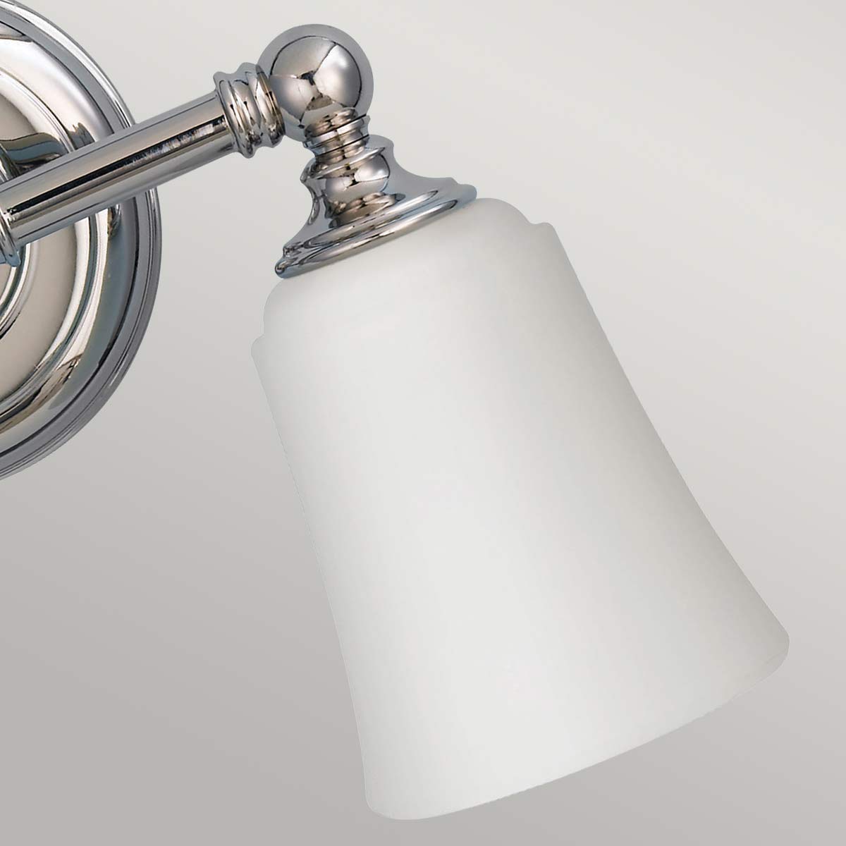 Huguenot Lake 33cm Chrom poliert badezimmerlampe Von Elstead Lighting - Die eleganten runden Details und die handgeschliffenen Fassungen vermitteln ein Gefühl traditioneller Handwerkskunst, während das Opalglas ein weiches und einladendes Licht erzeugt.
