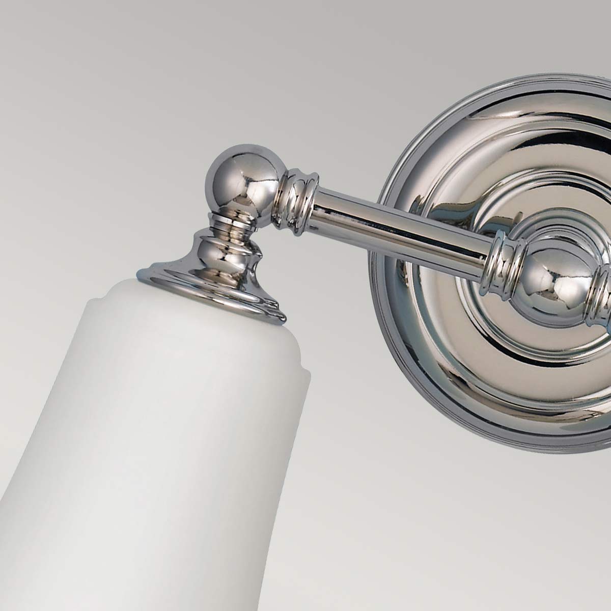 Huguenot Lake 33cm Chrom poliert badezimmerlampe Von Elstead Lighting - Die eleganten runden Details und die handgeschliffenen Fassungen vermitteln ein Gefühl traditioneller Handwerkskunst, während das Opalglas ein weiches und einladendes Licht erzeugt.