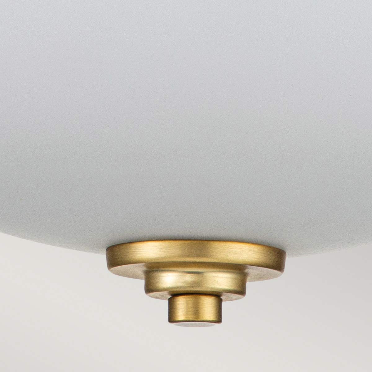 Malibu Ø34 Gebürstetes Messing badezimmerlampe Von Elstead Lighting - Die Malibu Deckenleuchte aus gebürstetem Messing ist eine elegante und vielseitige Deckenleuchte, die sowohl in klassische als auch in moderne Inneneinrichtungen passt.
