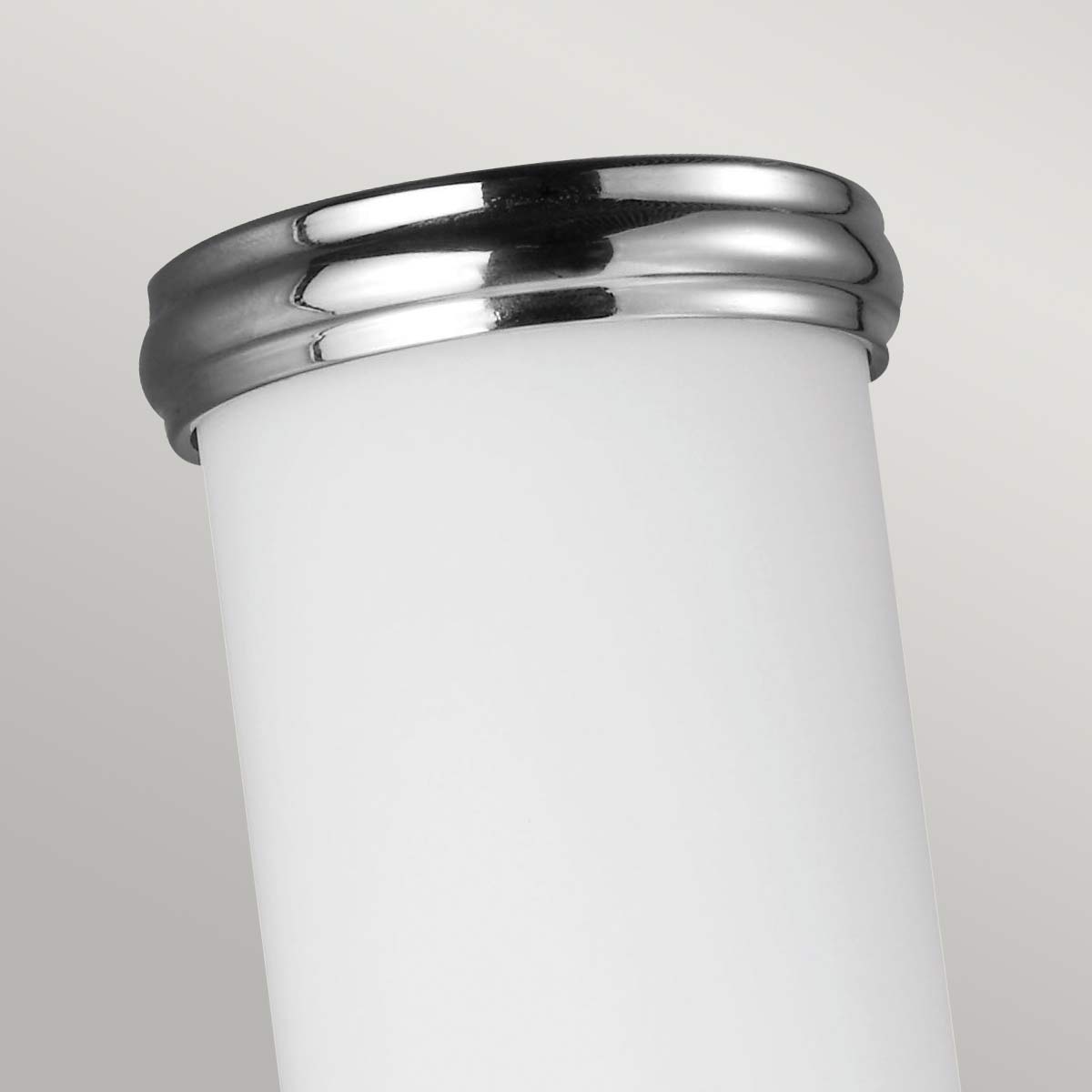 Payne 37cm Chrom poliert badezimmerlampe Von Elstead Lighting - Das elegante Profil aus weißem, ungeschliffenem Glas wird durch schlichte Metallringe ergänzt, die für eine edle Optik sorgen.