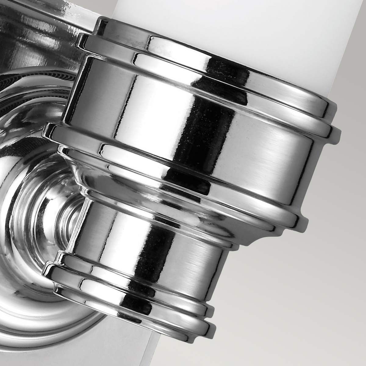 Payne 37cm Chrom poliert badezimmerlampe Von Elstead Lighting - Das elegante Profil aus weißem, ungeschliffenem Glas wird durch schlichte Metallringe ergänzt, die für eine edle Optik sorgen.