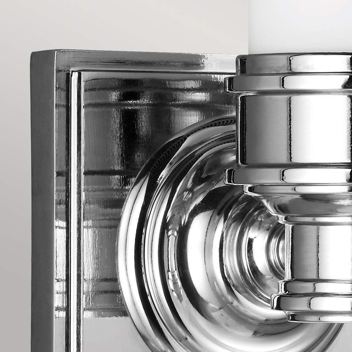 Payne 37cm Chrom poliert badezimmerlampe Von Elstead Lighting - Das elegante Profil aus weißem, ungeschliffenem Glas wird durch schlichte Metallringe ergänzt, die für eine edle Optik sorgen.