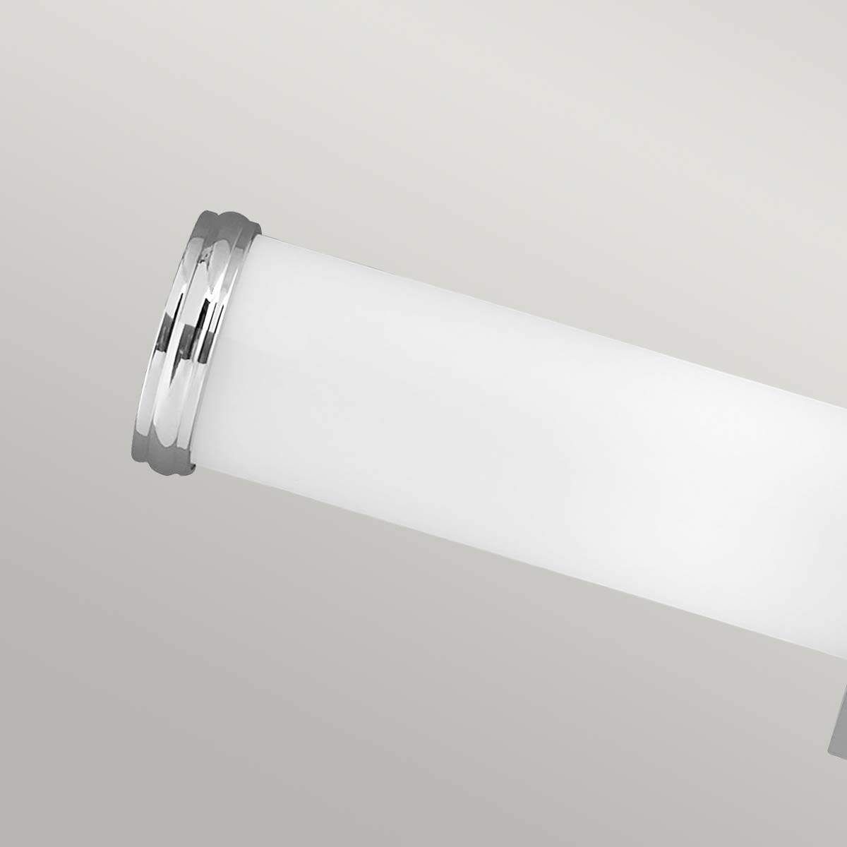 Payne 50cm Chrom poliert badezimmerlampe Von Elstead Lighting - Das elegante Profil aus wei&szlig;em, ungeschliffenem Glas wird durch schlichte Metallringe erg&auml;nzt, die f&uuml;r eine edle Optik sorgen.