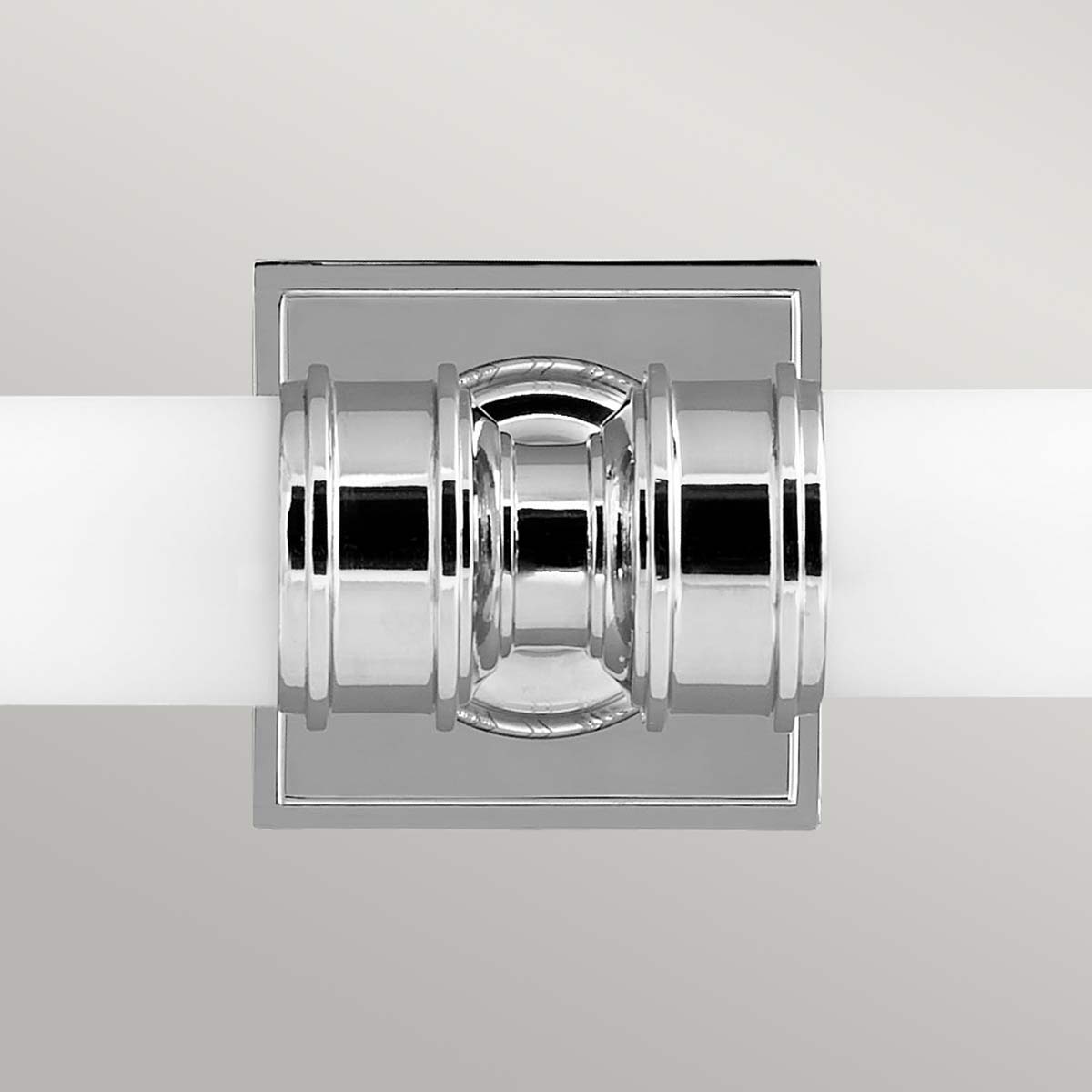 Payne 50cm Chrom poliert badezimmerlampe Von Elstead Lighting - Das elegante Profil aus wei&szlig;em, ungeschliffenem Glas wird durch schlichte Metallringe erg&auml;nzt, die f&uuml;r eine edle Optik sorgen.