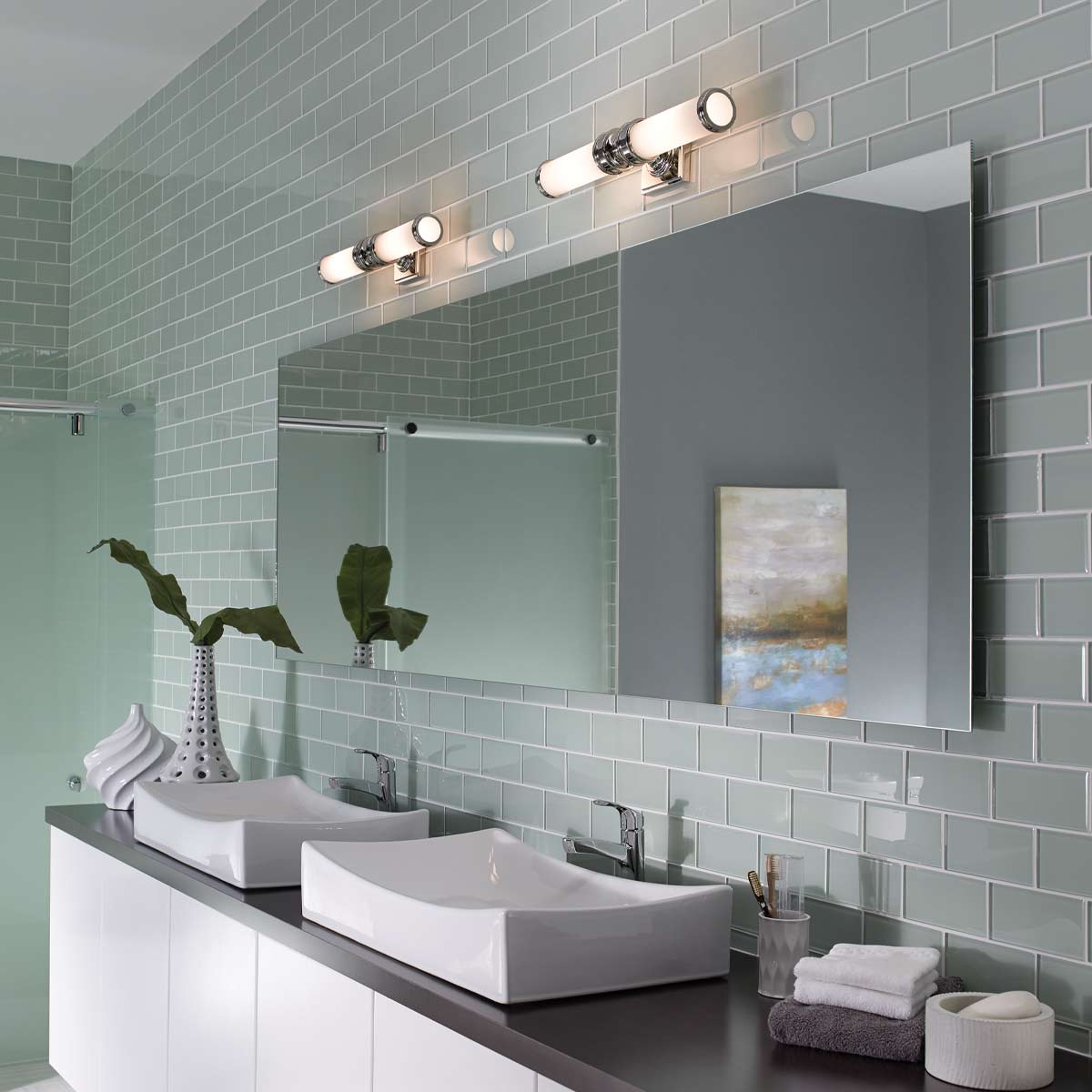 Payne 50cm Chrom poliert badezimmerlampe Von Elstead Lighting - Das elegante Profil aus wei&szlig;em, ungeschliffenem Glas wird durch schlichte Metallringe erg&auml;nzt, die f&uuml;r eine edle Optik sorgen.