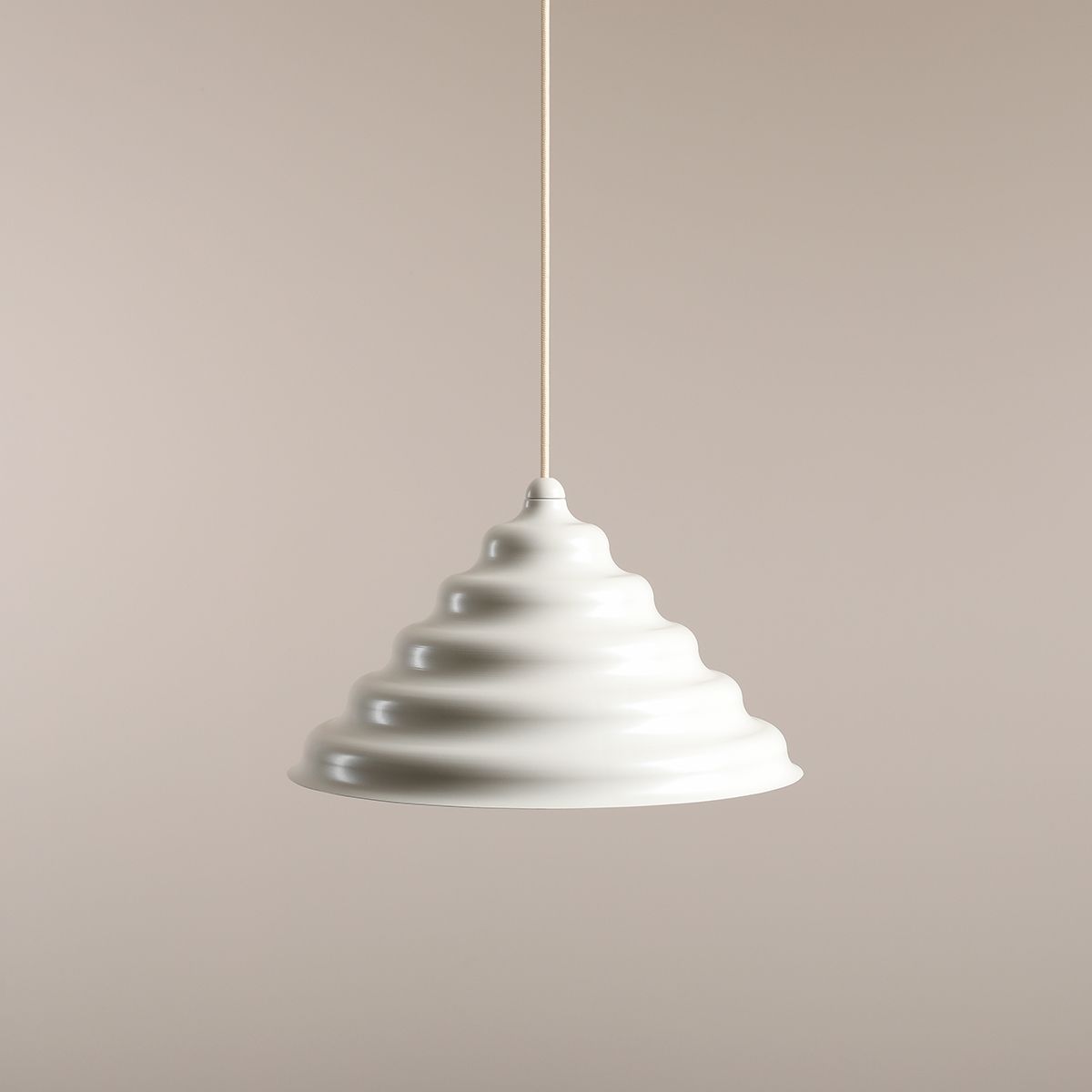 Wave Ø36 Cremeweiß hängelampe Von Artera - Wave ist eine moderne Pendelleuchte im Retro-Design und damit eine vielseitige Leuchte, die in jedes Zuhause passt.