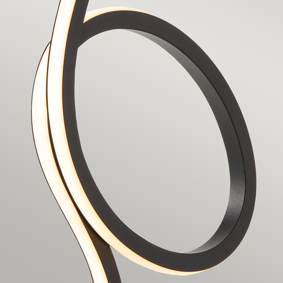 Flamingo 50cm Schwarz tischlampe Von Elstead Lighting - Flamingo &auml;r en konstn&auml;rlig och elegant bordslampa som kombinerar modern design med skulptural estetik.