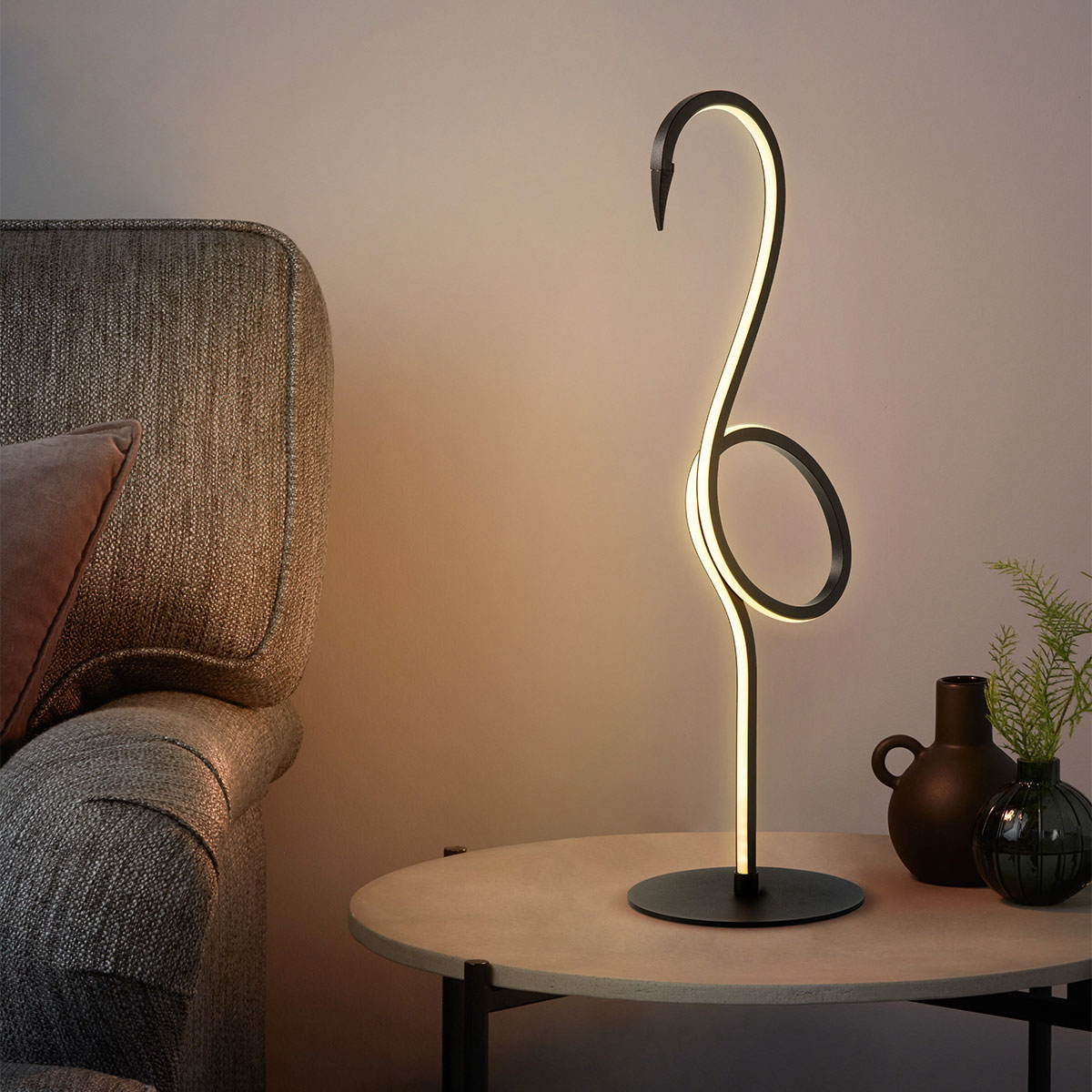 Flamingo 50cm Schwarz tischlampe Von Elstead Lighting - Flamingo &auml;r en konstn&auml;rlig och elegant bordslampa som kombinerar modern design med skulptural estetik.