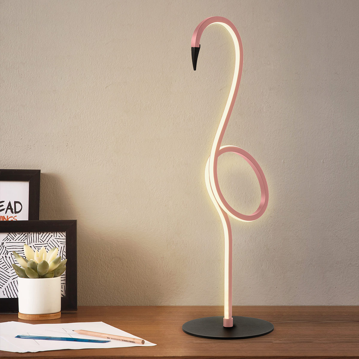 Flamingo 50cm Rosa tischlampe Von Elstead Lighting - Flamingo &auml;r en konstn&auml;rlig och elegant bordslampa som kombinerar modern design med skulptural estetik.
