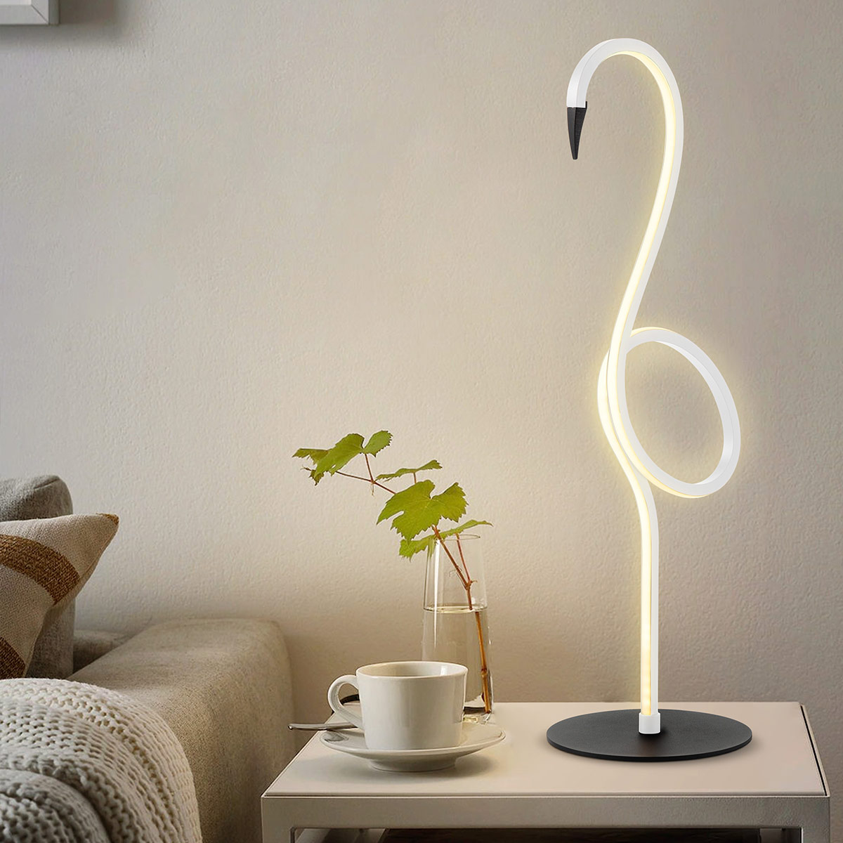 Flamingo 50cm Weiß tischlampe Von Elstead Lighting - Flamingo &auml;r en konstn&auml;rlig och elegant bordslampa som kombinerar modern design med skulptural estetik.