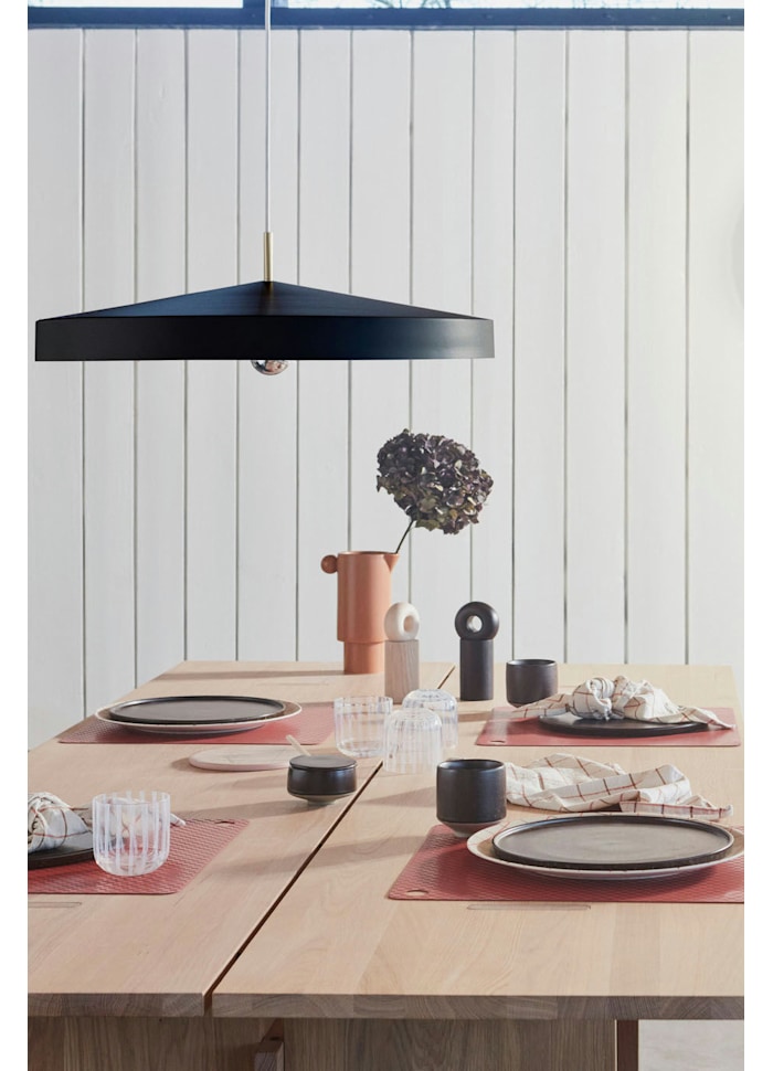 Hatto Ø65 Schwarz hängelampe Von OYOY - Die Hatto Pendelleuchte in Schwarz besticht durch ihr stilvolles Design mit matter Oberfl&auml;che, eleganten Messingdetails und einem Textilkabel.