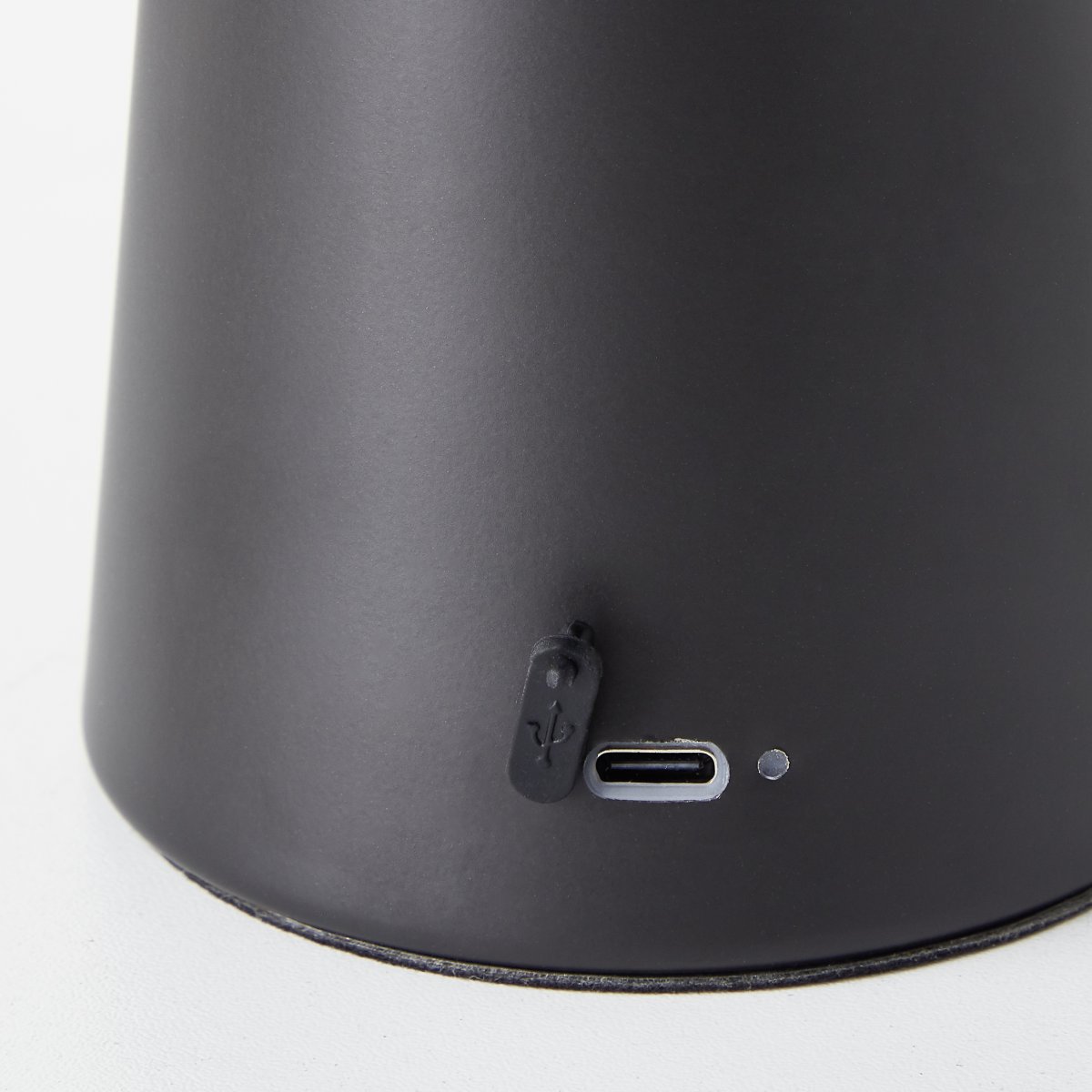 Muffin 18cm Schwarz tragbare Von Brilliant - Muffin ist eine dekorative tragbare Tischlampe aus mattschwarzem Metall.