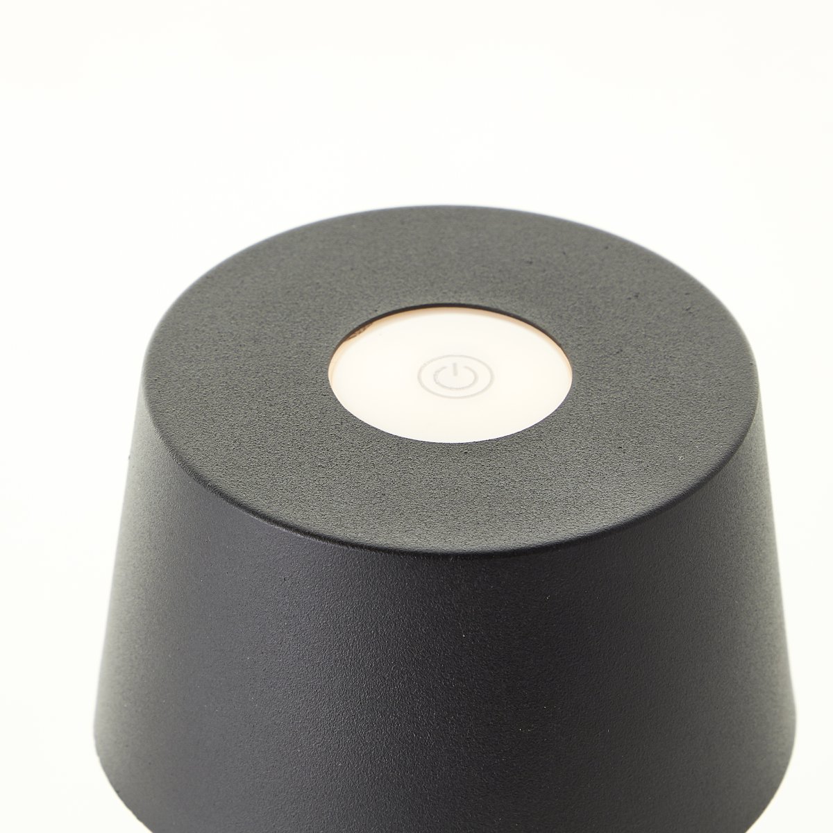 Jona 25cm Schwarz tragbare Von Brilliant - Jona ist eine kleine tragbare Tischlampe aus schwarzem Metall.