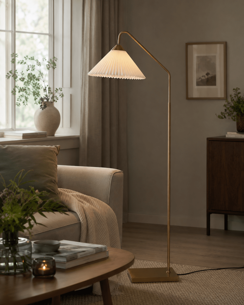 Nonna Antikmessing stehlampe Von Lampan - Der wei&szlig;e, plissierte Leinenschirm spendet ein sanftes und angenehmes Licht und eignet sich perfekt als Stimmungslicht oder Leselampe neben Sofa und Nachttisch.