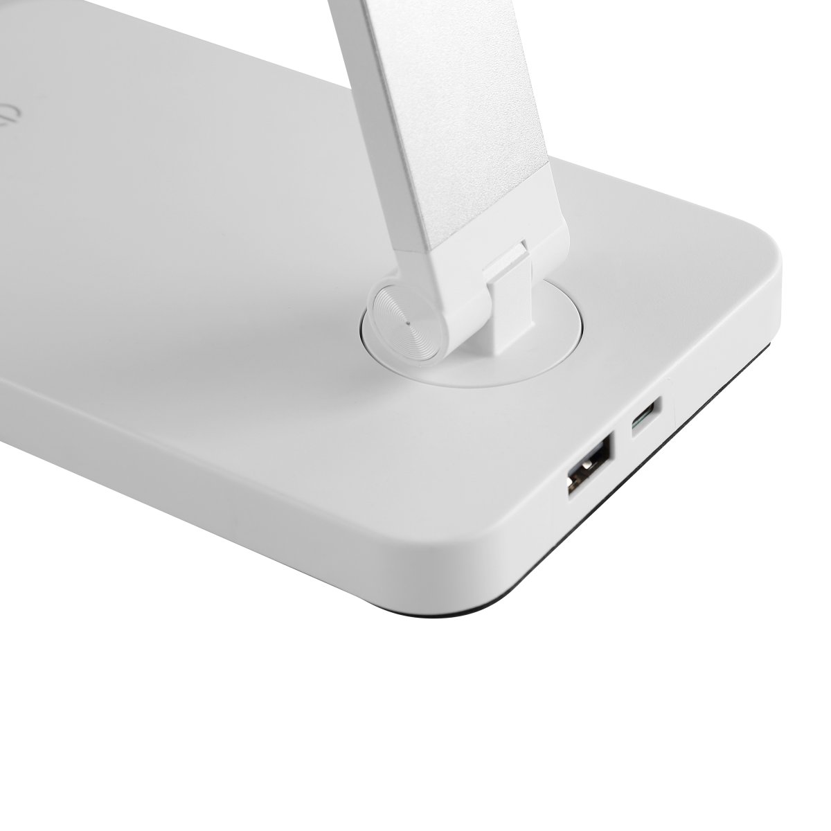 Lomina 38cm Weiß schreibtischlampe Von Brilliant - Dank der USB-C- und USB-Anschlüsse können Sie externe Geräte direkt an der Leuchte aufladen.