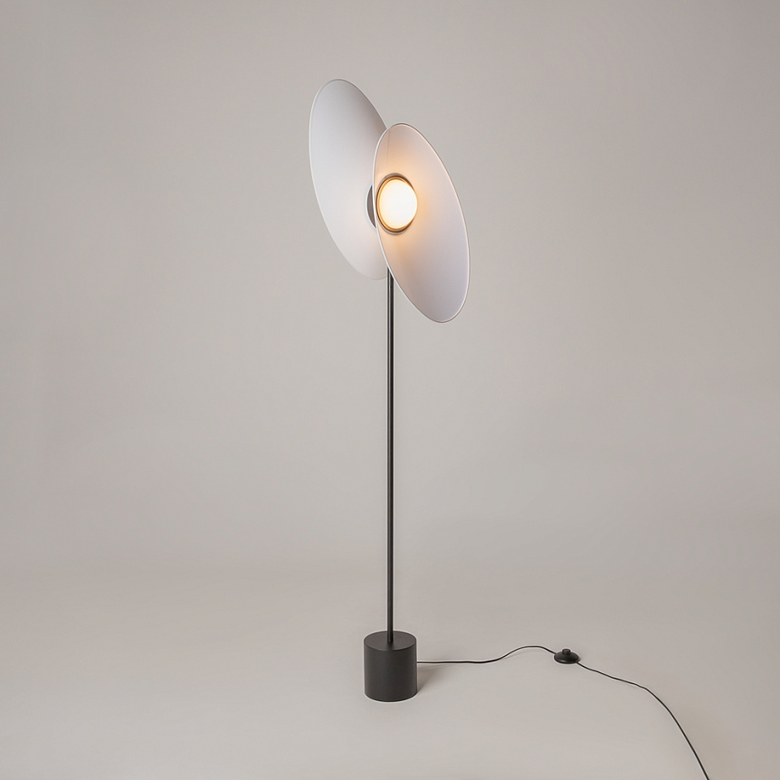 Evolution Weiß stehlampe Von Maytoni - Evolution ist eine moderne LED-Stehleuchte mit drehbaren Schirmen, mit denen Sie sowohl die Form als auch die Richtung des Lichts steuern k&ouml;nnen.