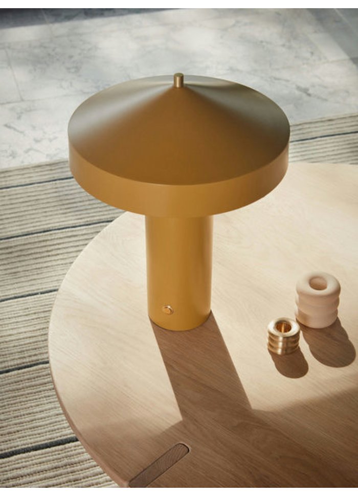Hatto 40cm Dunkelgelb tischlampe Von OYOY - Die Leuchte ist Teil der beliebten Hatto-Serie und in mehreren modernen Farben erhältlich.