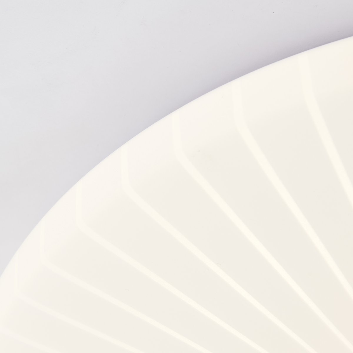 Fenja Ø34 Weiß deckenleuchte Von Brilliant - Die integrierte LED-Lichtquelle erzeugt warmweißes Licht (3000 K) und hat eine Helligkeit von 2600 Lumen – perfekt für eine angenehme und gut beleuchtete Umgebung, beispielsweise in Flur oder Küche.
