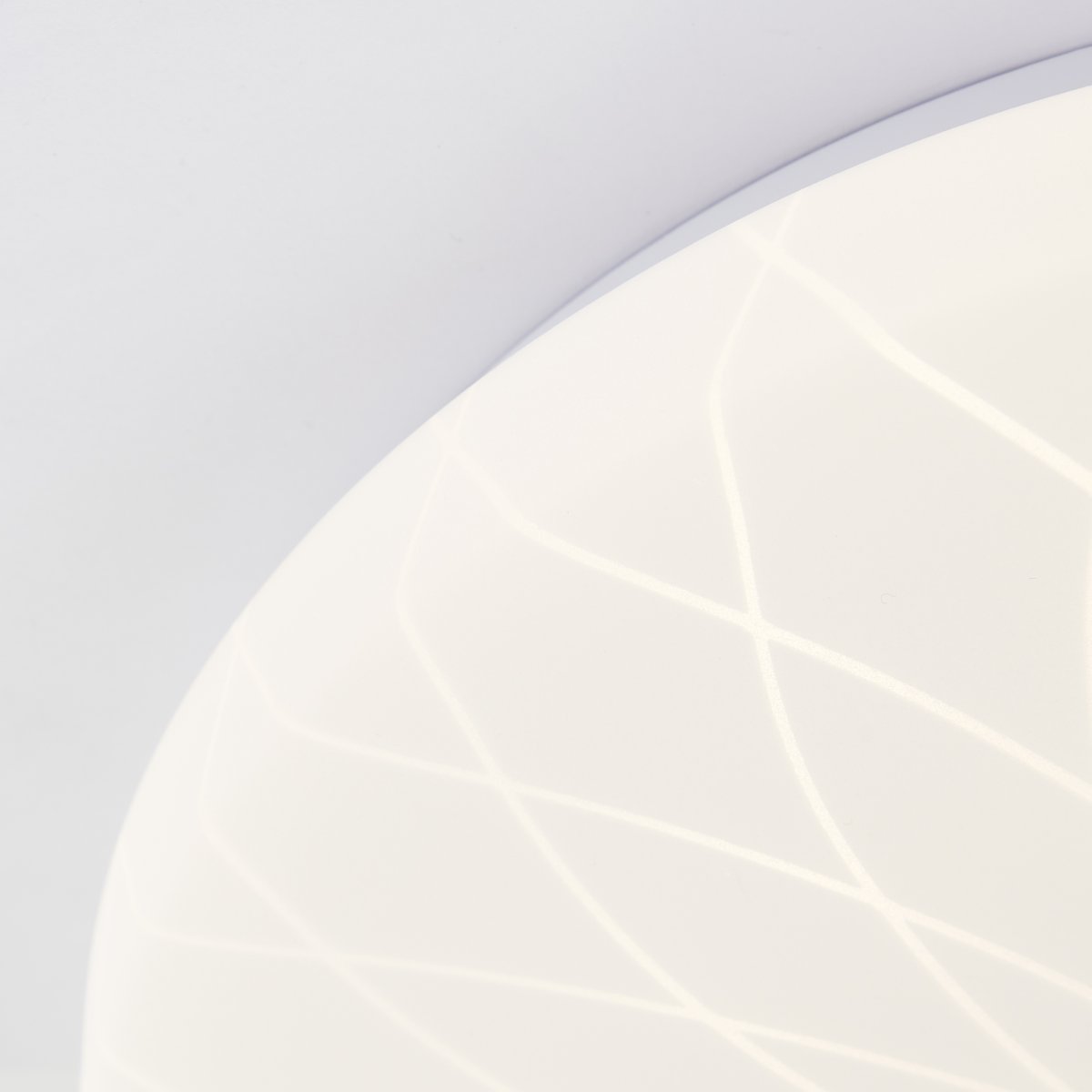 Farah Ø26 Weiß deckenleuchte Von Brilliant - Die integrierte LED-Lichtquelle erzeugt warmwei&szlig;es Licht (3000 K) und hat eine Helligkeit von 1400 Lumen &ndash; perfekt f&uuml;r eine angenehme und gut beleuchtete Umgebung, beispielsweise im Flur oder in der K&uuml;che.