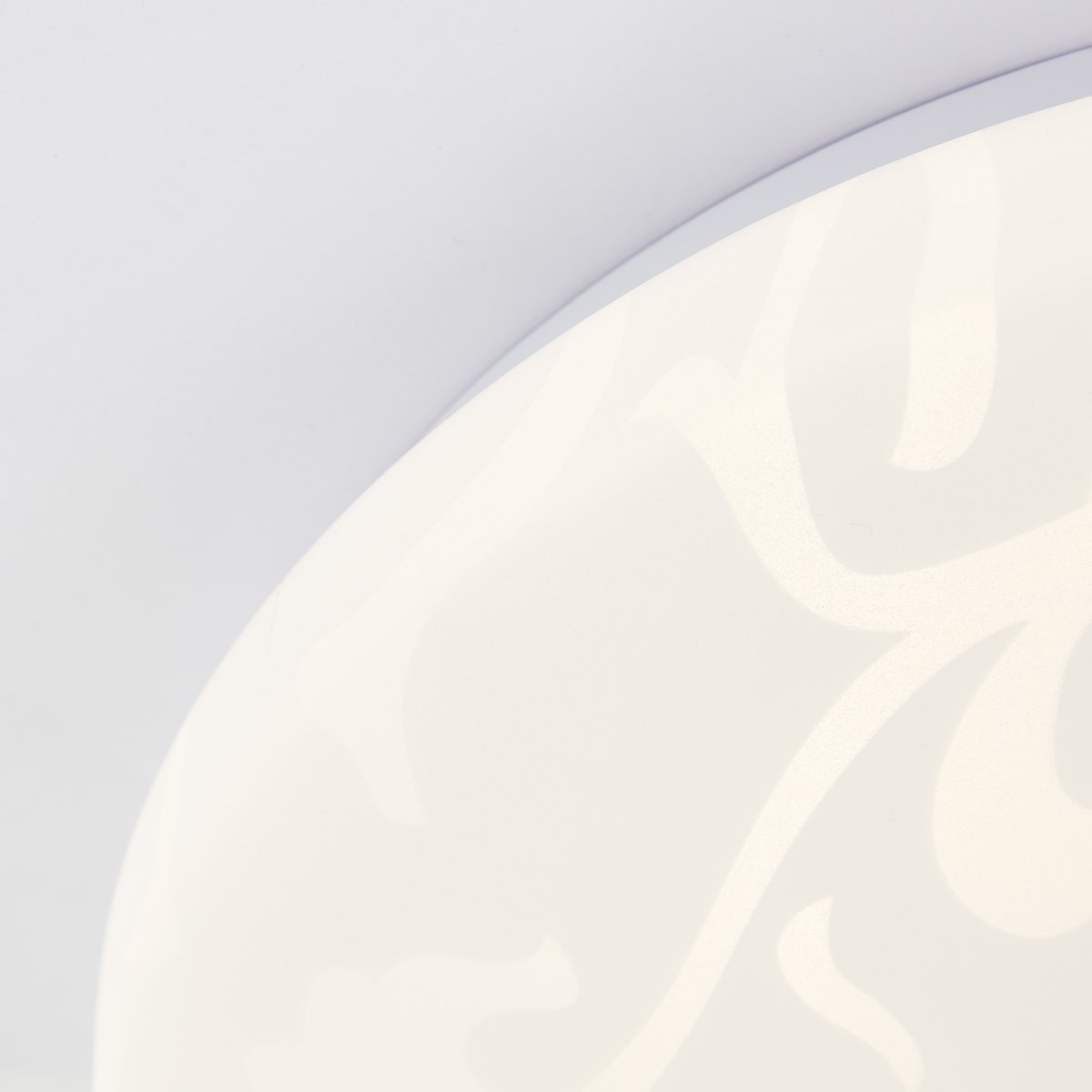 Clarica Ø26 Weiß deckenleuchte Von Brilliant - Die integrierte LED-Lichtquelle erzeugt warmweißes Licht (3000 K) und hat eine Helligkeit von 1400 Lumen – perfekt für eine angenehme und gut beleuchtete Umgebung, beispielsweise in Flur oder Küche.