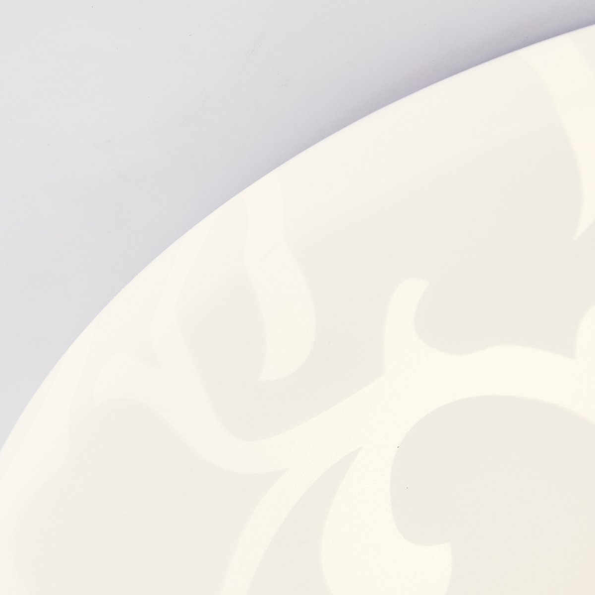 Clarica Ø34 Weiß deckenleuchte Von Brilliant - Die integrierte LED-Lichtquelle erzeugt warmweißes Licht (3000 K) und hat eine Helligkeit von 2600 Lumen – perfekt für eine angenehme und gut beleuchtete Umgebung, beispielsweise im Flur oder in der Küche.