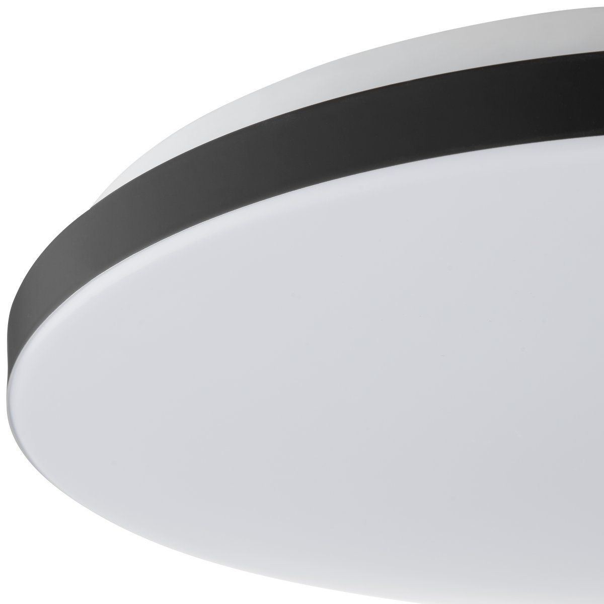 Livio Ø38 Schwarz deckenleuchte Von Brilliant - Mit einer Helligkeit von 2500 Lumen und einem warmweißen Licht von 3000 K spendet die Leuchte ein kraftvolles und angenehmes Licht – perfekt für Räume, in denen klare Sicht wichtig ist – ohne Kompromisse bei der Atmosphäre einzugehen.
