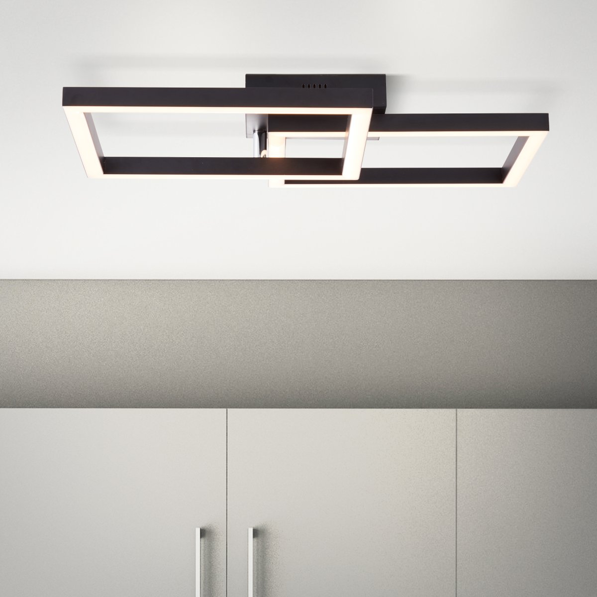 Kjorn 50cm Schwarz deckenleuchte Von Brilliant - Der schwarze Rahmen und die beiden Quadrate mit integrierter LED strahlen ein helles Licht aus, das sich &uuml;ber Ihren Wandschalter in drei Stufen dimmen l&auml;sst.