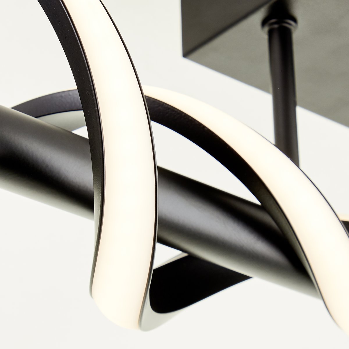 Amalie 95cm Schwarz deckenleuchte Von Brilliant - Die Leuchte strahlt helles Licht mit warmwei&szlig;er Farbtemperatur aus und eignet sich perfekt f&uuml;r Flur oder K&uuml;che.