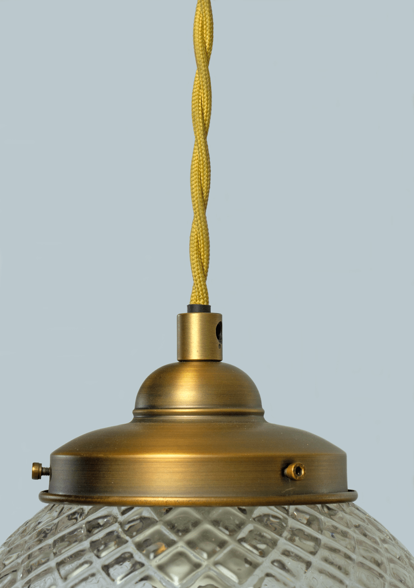 Gatsby Ø15 Antikmessing fensterlampe Von Aneta Lighting - Die Gatsby-Fensterleuchte besticht durch ihr klassisches und elegantes Design mit einem dekorativen Schirm aus klarem, geh&auml;rtetem Glas und Metalldetails in Antikmessing-Optik.