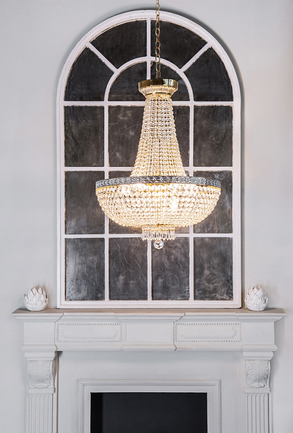 Bella Ø50 Gold kristall Von Maytoni - Die funkelnden Prismen, die die gesamte Lampe umgeben, reflektieren das Licht und erzeugen einen bezaubernden Schein im Raum.