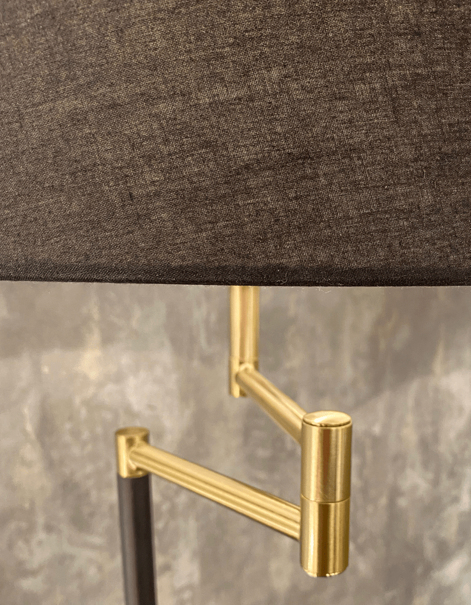 Birka Schwarz stehlampe Von Aneta Lighting - Birka-Stehlampe aus wei&szlig; lackiertem Metall und Messingdetails am Sockel.